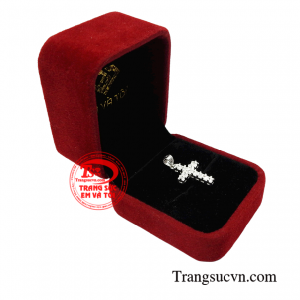 Chiếc mặt dây thánh giá bạc còn có tác dụng cải thiện sức khỏe, khử trùng và kháng khuẩn.