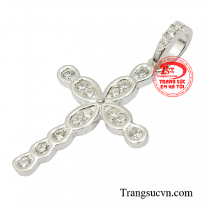 Với chiếc mật dây thánh giá này bạn có thể thỏa sức kết hợp với nhiều kiểu trang phục khác nhau. 