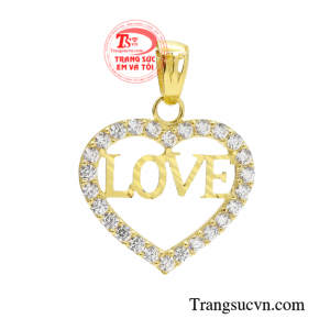 Mặt dây trái tim chân thành với thiết kế hình trái tim lạ mắt tạo cảm giác nữ tính, tinh tế.