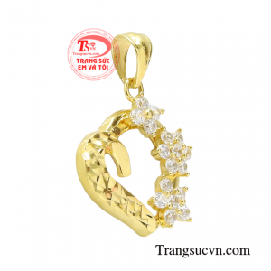 Chiếc mặt dây trái tim xinh xắn không chỉ đơn thuần là phụ kiện trang sức để làm đẹp cho phụ nữ.