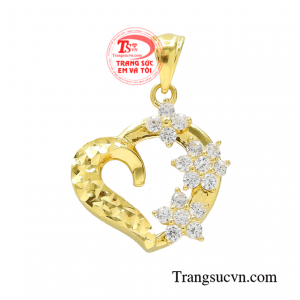 Mặt dây trái tim duyên dáng  mang lại vẻ đẹp trẻ trung mà vô cùng sang trọng cho các quý cô.