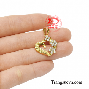 Mặt dây trái tim duyên dáng tinh tế.