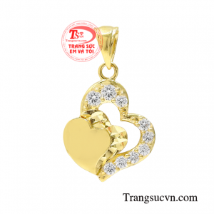 Mặt dây trái tim hiện đại không thể vắng mặt trong bộ trang sức của mọi cô gái.
