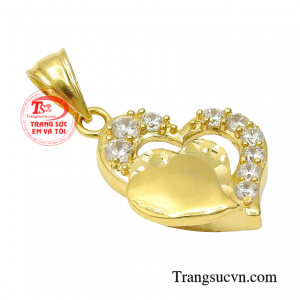 Hình ảnh trái tim luôn gắn liền trong chế tác trang sức vừa thể hiện vẻ thời trang vừa tôn lên sự nữ tính cho phái đẹp.