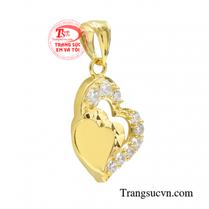 Với kiểu thiết kế hình trái tim sẽ mang đến vẻ dễ thương, yêu kiều cho người đeo.
