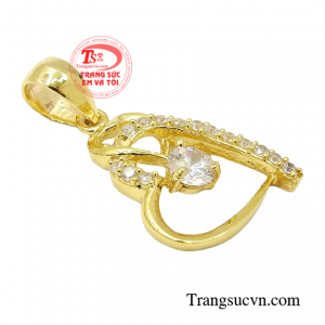 Một chiếc mặt dây chuyền không chỉ đem lại vẻ đẹp cho người đeo, mà còn thể hiện những ý nghĩa biểu tượng hàm chứa trong đó.