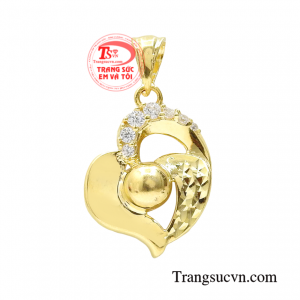 Mặt dây trái tim vàng tâyành tặng cho những người phụ nữ trưởng thành nhưng vẫn muốn lưu giữ vẻ đẹp thanh xuân rực rỡ.