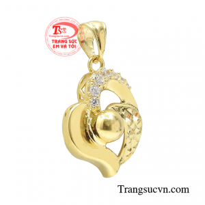 Mặt dây vàng phong cách ngọt ngào rất thích hợp với những quý cô thích sự đơn giản, trẻ trung, dễ thương.