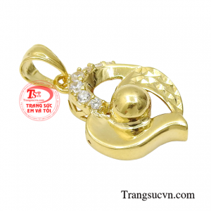 Sản phẩm có thể kết hợp với nhiều loại dây chuyền cũng như dễ kết hợp với nhiều phong cách thời trang khác nhau.