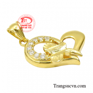 Chiếc mặt dây này sẽ là sự lựa chọn hoàn hảo dành cho những cô nàng yêu thích phong cách nhẹ nhàng, đáng yêu.