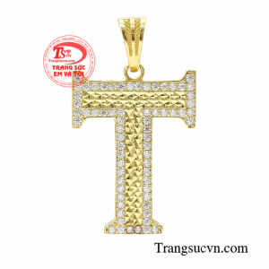 Mặt dây vàng chữ T tôn lên sự táo bạo và thu hút của quý ông vừa tạo nên sự bí ẩn quyến rũ cho phái mạnh.