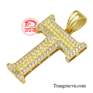 Mặt dây chuyền chữ T sẽ giúp các quý ông vừa toát lên nét sang trọng, lại vừa mạnh mẽ. 