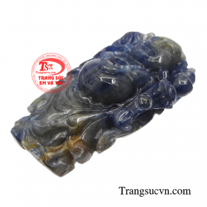 Vị phật này có dáng vẻ bệ vệ, mập mạp, bụng căng tròn cùng nụ cười hào sảng, đôi mắt phúc hậu. 