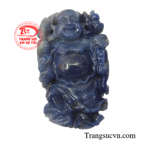 Mặt di lặc may mắn được chế tác từ đá sapphire thiên nhiên cùng đường nét điêu khắc vô cùng tỉ mỉ. 