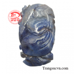 Các nghệ nhân có tuổi đời kinh nhiệm hàng chục năm mới có thể điêu khắc ra được cái thần thái và sự thông tuệ, sáng suốt của vị đức phật này.