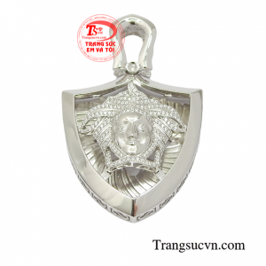 Mặt dây chuyền vàng trắng cao cấp là món quà tặng tuyệt vời cho người bạn yêu thương.