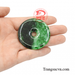 Chiếc mặt ngọc thiên nhiên có giấy kiểm định uy tín.