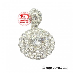 Lựa chọn bạc để chế tác vừa giúp cản gió, kháng khuẩn mà cũng là món đồ trang sức bền đẹp.