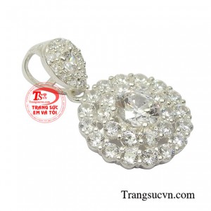 Vừa hợp thời trang mà giá thành phải chăng vậy các nàng còn chần chờ gì nữa mà không sở hữu cho mình một chiếc mặt dây bạc chất lượng.