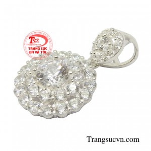 Chiếc mặt dây này sẽ là món quà tặng lí tưởng dành cho người con gái thân thương.