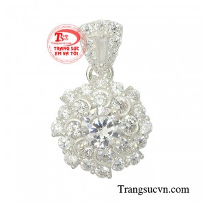 Mặt nữ bạc tinh tế như bông hoa khoe mình đón ánh nắng ban mai luôn tràn đầy sức sống và rạng rỡ.