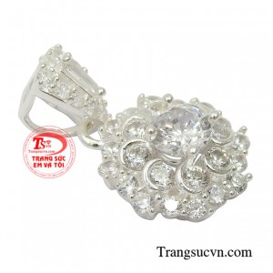 Khi diện chiếc mặt dây này sẽ giúp phái đẹp tôn lên được vẻ yêu kiều và vô cùng thanh lịch.