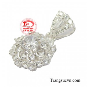 Đây cũng là một trong những mặt dây bạc được các chị em yêu thích tại Trang sức Em và Tôi.