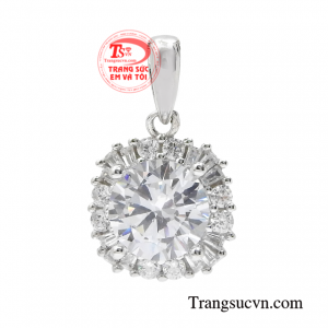 Mặt nữ vàng trắng trang nhã là sản phẩm không thể vắng mặt trong bộ trang sức của mọi cô gái.