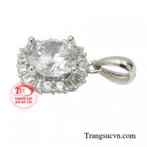 Từng chi tiết của sản phẩm đã được nhà chế tác sắp xếp một các có chủ ý để giúp người đeo trông thu hút và nổi bật hơn.