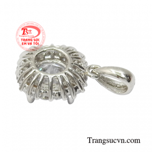 Chiếc mặt dây này cũng sẽ là lựa chọn hoàn hảo để diện khi đi chơi hay dự tiệc sinh nhật, cưới hỏi.