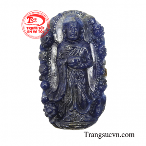 Mặt Phật Thích Ca hiền từ được chạm khắc tỉ mỉ từ đá sapphire thiên nhiên cao cấp.