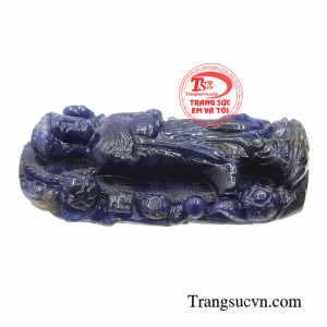 Ngoài ra chiếc mặt dây còn đem đến nhiều điều may mắn giúp người đeo tỏa ra vầng hào quang thuận lợi cho công việc, sự nghiệp hanh thông.