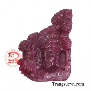 Mặt Phật Thích Ca ruby an yên đã chạm khắc hình ảnh Phật Thích Ca Mâu Ni và cây Bồ Đề.