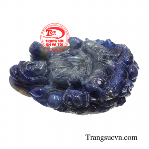 Phật Quan Âm được điêu khắc tỉ mỉ bằng chất liệu đá sapphire thiên nhiên cao cấp. 