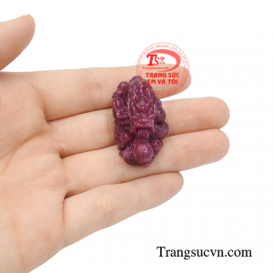 Mặt rồng ruby chất lượng phù hợp mệnh thổ và hỏa.