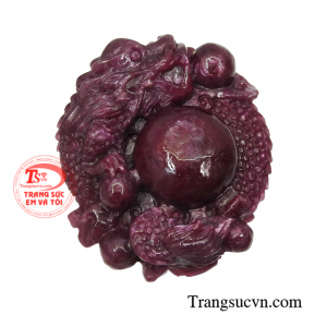 Mặt rồng ruby hưng thịnh được chạm khắc hình rồng ngậm viên minh châu.