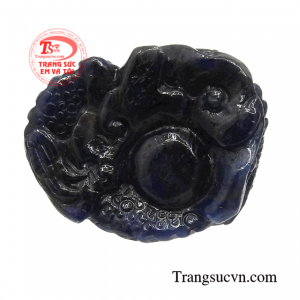 Mặt dây chuyền sapphhire thiên nhiên chạm khắc đẹp, có giấy kiểm định đá quý uy tín, giao hàng trên toàn quốc.