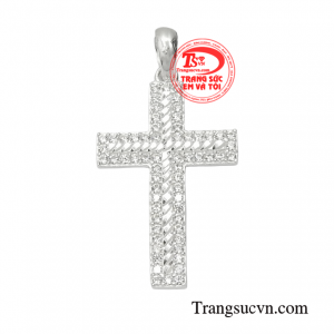 Mặt thánh giá bạc an yên là phụ kiện không thể thiếu của phái đẹp giúp các nàng trông thời trang phong cách.