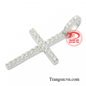 Chiếc mặt dây bạc là một trong những món đồ trang sức không thể thiếu với phái đẹp. 