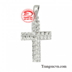 Mặt thánh giá bạc phong cách mang đến sự nhẹ nhàng, quyến rũ, khẳng định dấu ấn riêng của mỗi cô gái. 