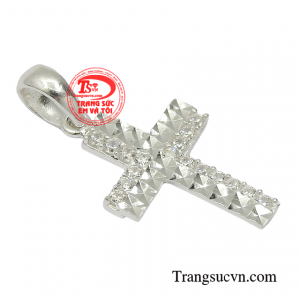 Chiếc mặt dây thánh giá không chỉ giúp tăng thêm vẻ xinh xắn cho các quý cô mà còn khẳng định dấu ấn riêng của bản thân mỗi người. 