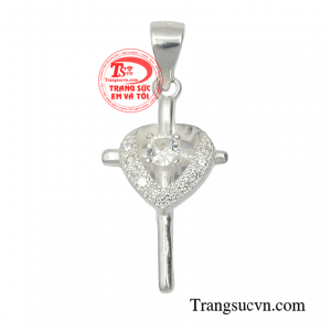 Chiếc mặt dây khi kết hợp cùng dây chuyền nữ bạc tạo vẻ đẹp vô cùng thanh lịch và duyên dáng cho người đeo.