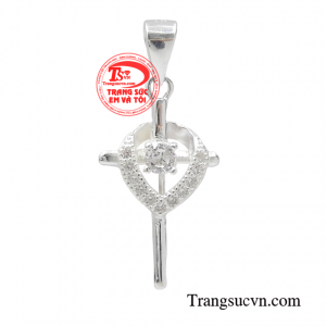 Mặt thánh giá bạc xinh xắn được chế tác tinh xảo bắt sáng tạo vẻ lấp lánh.