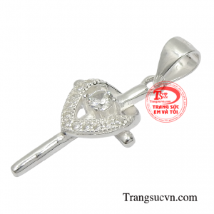 Chiếc mặt dây này phù hợp để kết hợp cùng những bộ váy nữ tính tôn lên nét đẹp của phái đẹp.