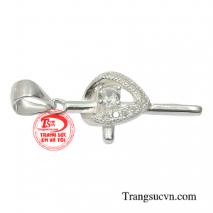 Vừa thời trang mà giá thành phải chăng vậy các nàng còn chần chờ gì nữa mà không sở hữu cho mình một chiếc mặt dây bạc để diện đi chơi hay những dịp đặc biệt.