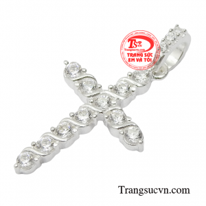 Những viên cz được đính kết vừa vặn, tỉ mỉ giúp tôn lên được vẻ lấp lánh, thanh thoát cho sản phẩm.