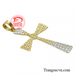 Tuy nhiên đối với những người không theo đạo công giáo thì chiếc thánh giá được coi như món đồ trang sức thể hiện cá tính và gu thời trang.