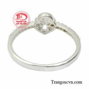 Chỉ với một chiếc nhẫn nhỏ xinh này thôi cũng đủ khiến cho phái nữ thêm phần thu hút và ấn tượng hơn.