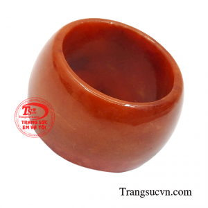 Khi đeo chiếc nhẫn ngọc này bên mình bạn sẽ luôn được bảo vệ và gặp nhiều may mắn.