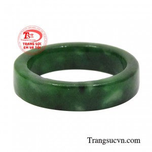 Cẩm thạch là loại đá quý hấp thụ tinh hoa của đất trời mang đến phẩm chất tao nhã, đẹp đẽ của ngọc thiết kế sang trọng sẽ giúp người đeo nổi bật hơn.